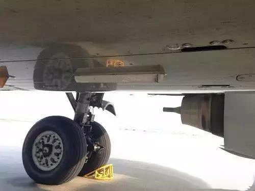 指點(diǎn)信標(biāo)天線在飛機(jī)機(jī)體底部。