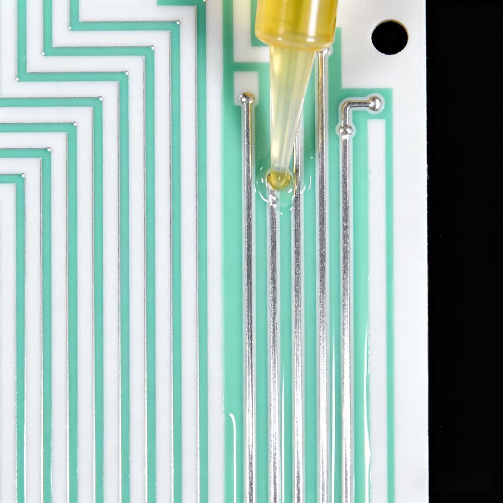 PTFE PCB專用蝕刻液線路加工微觀特寫，±0.008mm線寬精度無側(cè)蝕