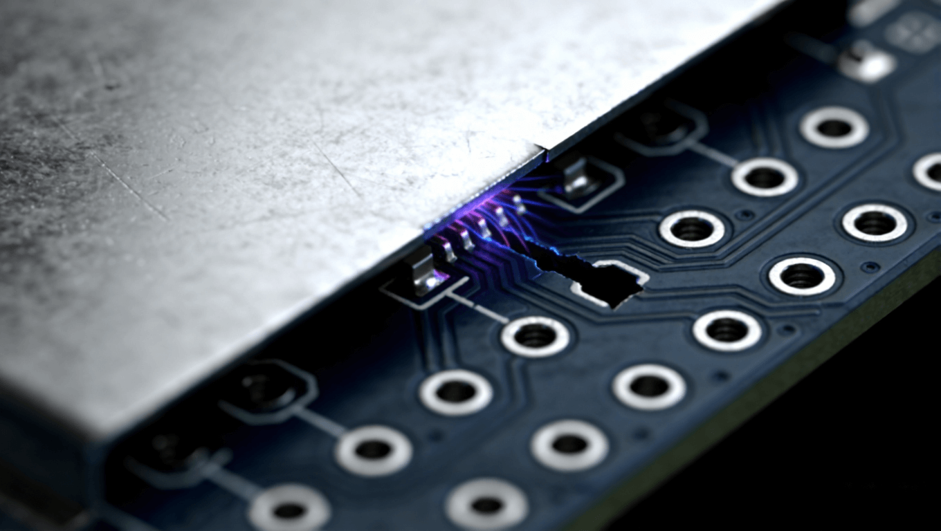 高頻PCB接地過(guò)孔陣列與屏蔽罩接合處，表現(xiàn)接地連續(xù)性與屏蔽泄漏