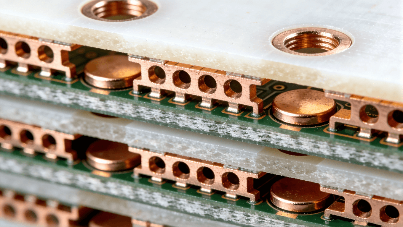 混壓多層高頻PCB橫截面結(jié)構(gòu)視圖，展示混合材料堆疊