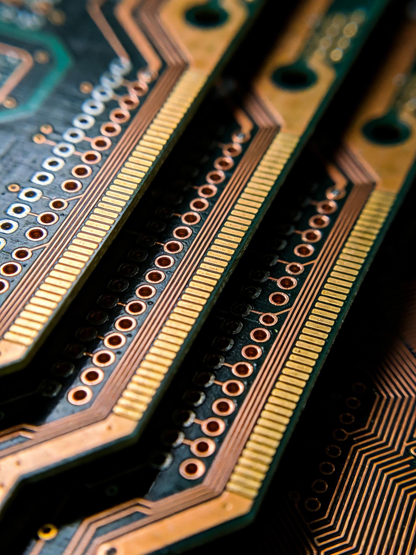 CPO光模塊PCB高頻信號(hào)完整性設(shè)計(jì)微距視圖，展示差分對(duì)走線、盲埋孔與多層堆疊結(jié)構(gòu)